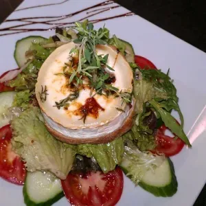 Salade de chèvre chaud